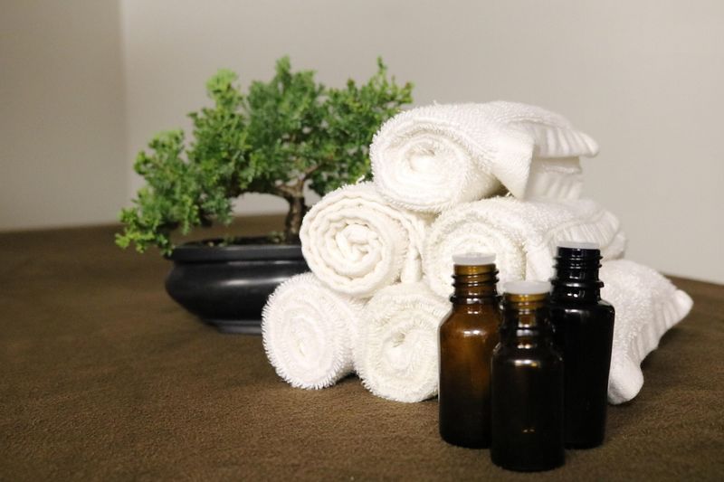 60 Mins Foot Reflexology + 30 Mins Body Acupressure